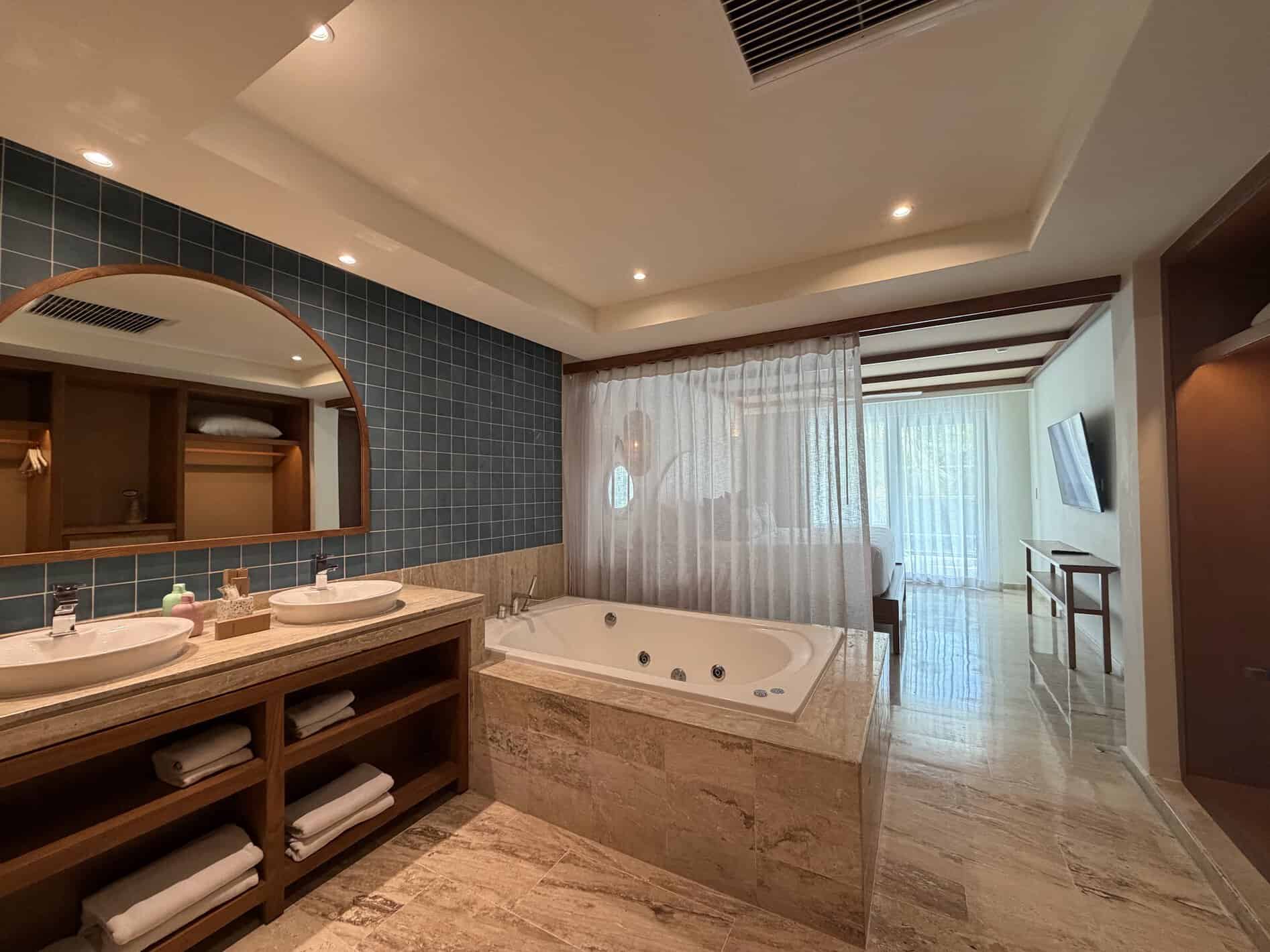 Bañera de hidromasaje en la habitación del ZEL Punta Cana