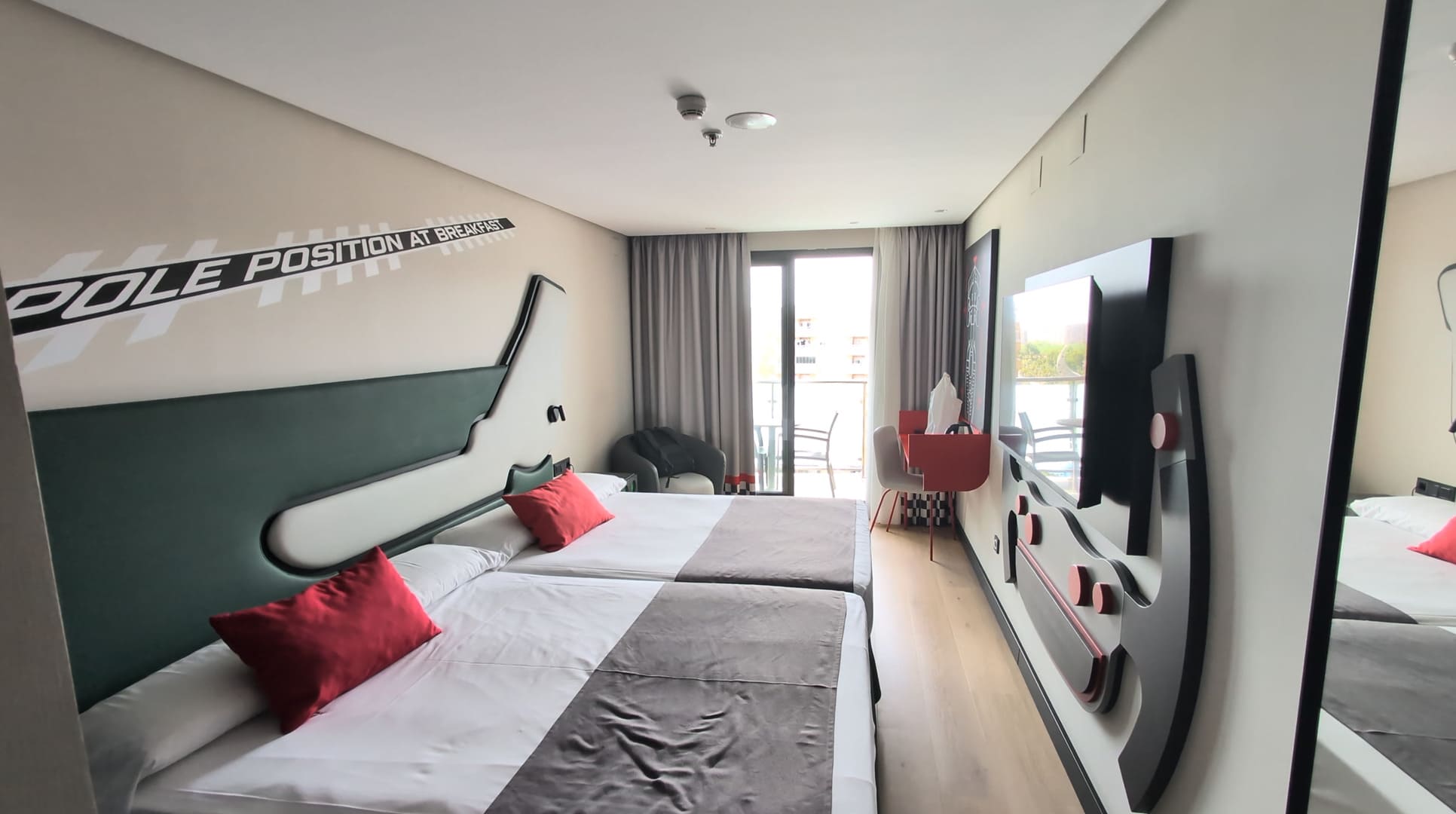 Habitación temática de Fórmula 1 del Magic Sports, con las dos camas y la televisión