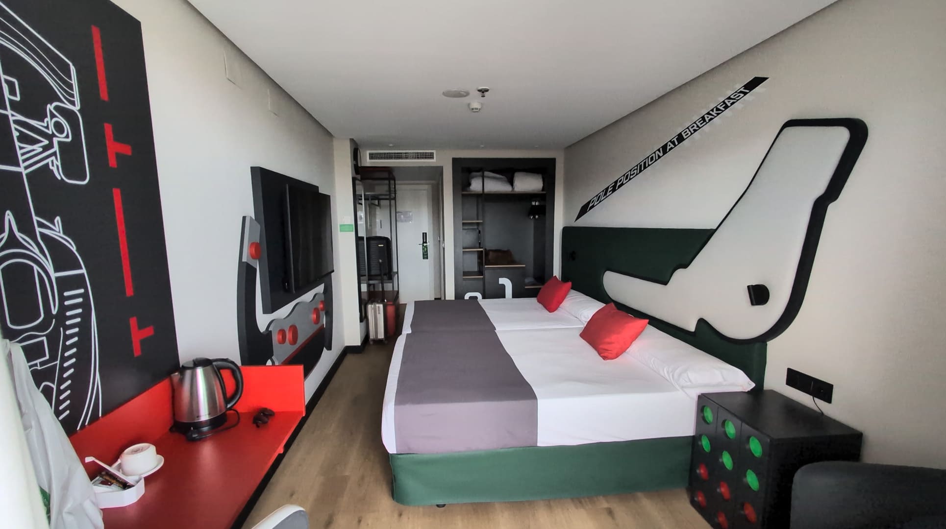 La habitación del Magic Sports desde el otro lado, con el hervidor y el armario