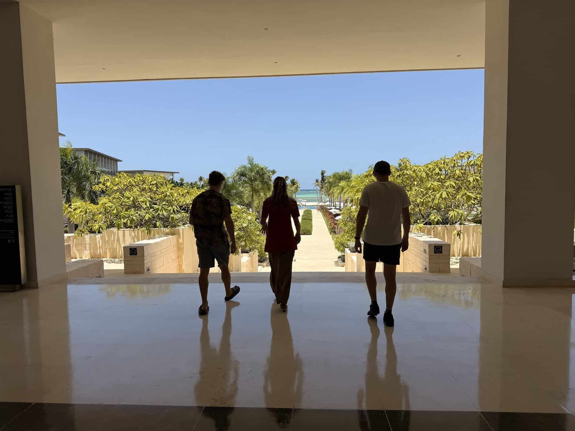 Lobby abierto del Hyatt Zilara Cap Cana con salida a los jardines