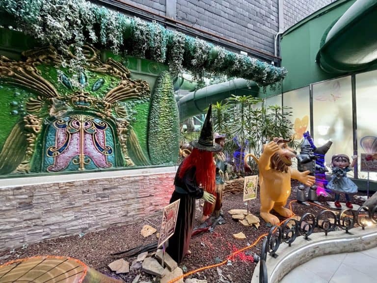Figuras de personajes de cuento entre la vegetación del Jardín Encantado de Magic World