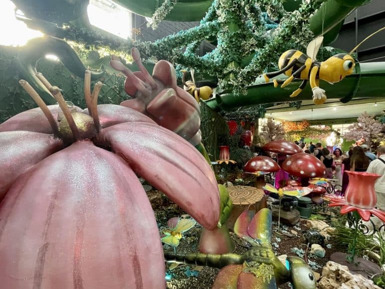 Calabaza gigante y setas decorativas en el interior del Jardín Encantado