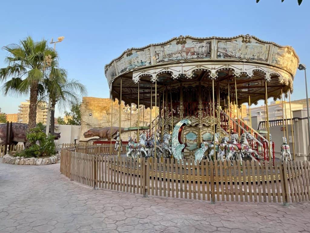 Carrusel antiguo del parque de atracciones cerrado de Magic World