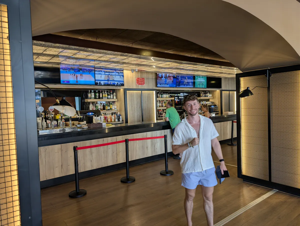 Javier Sobrino en una de las cafeterías del Magic Sports, con las pantallas de deportes al fondo