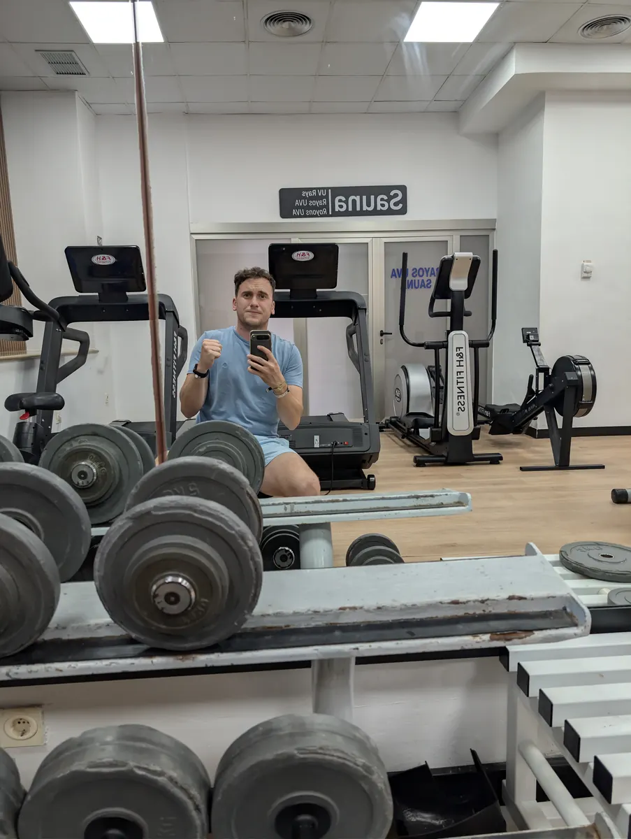 Gimnasio del Hotel Magic Sports, con máquinas y peso libre