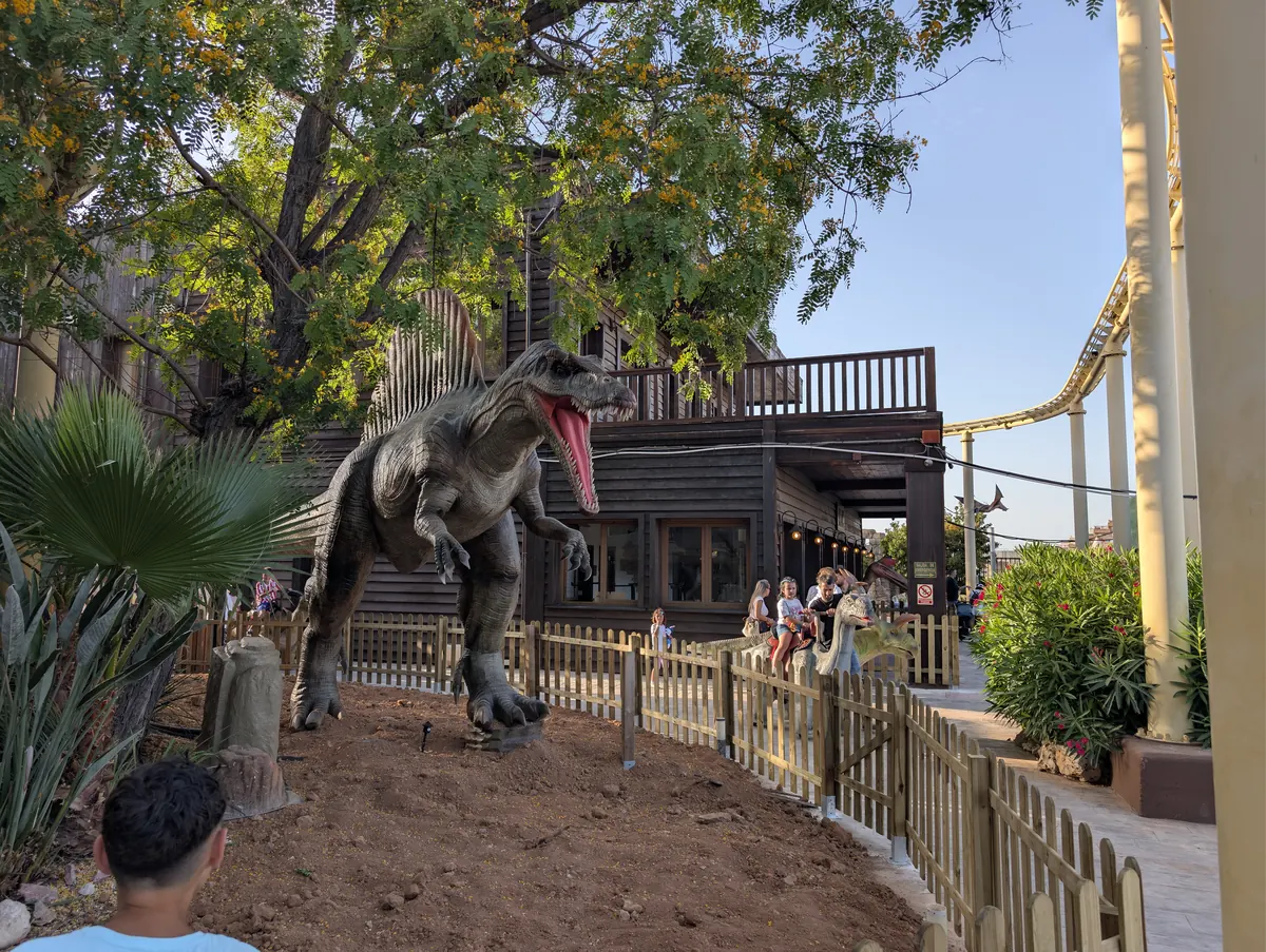 Dinosaurio a tamaño real entre la vegetación de DinoLand