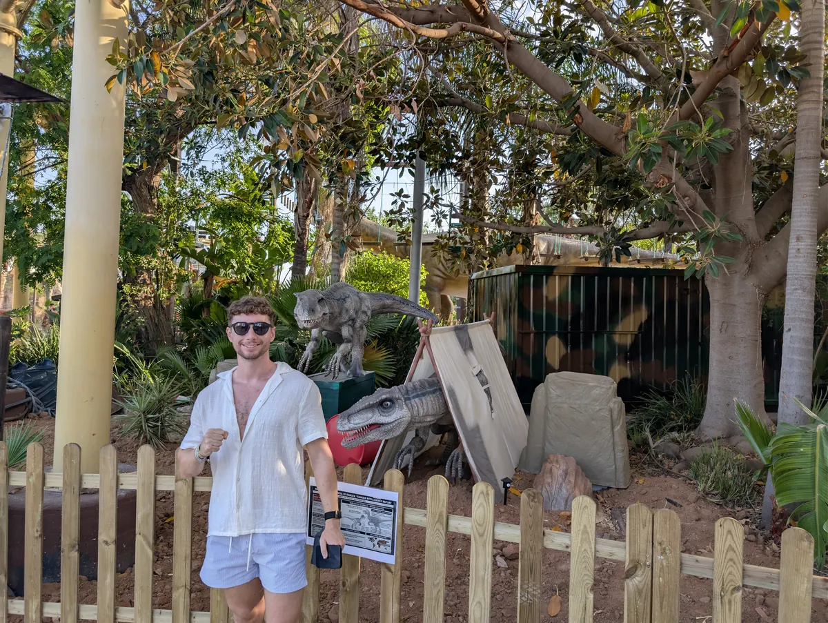 Javier Sobrino junto a los dinosaurios de DinoLand, en Magic World