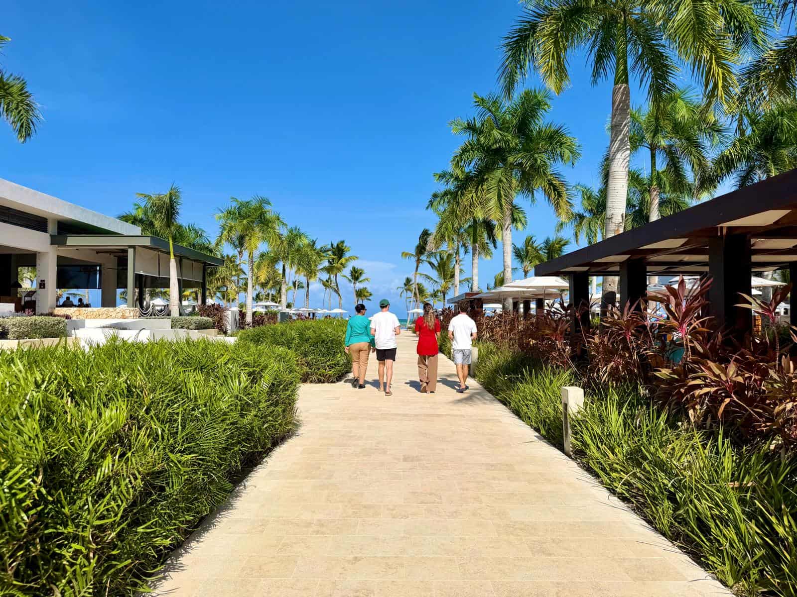 Jardines del Hyatt Zilara Cap Cana con el camino hacia la playa