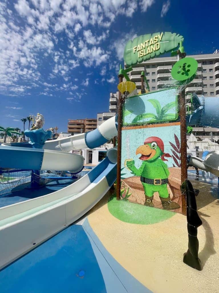 Zona infantil Fantasy Island del parque acuático Magic Splash, con toboganes pequeños y juegos de agua
