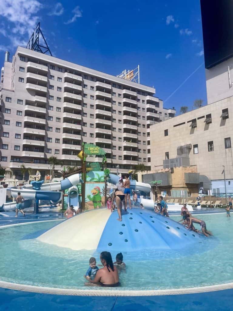 Niños bañándose en la zona infantil del parque acuático Magic Splash, en Magic World