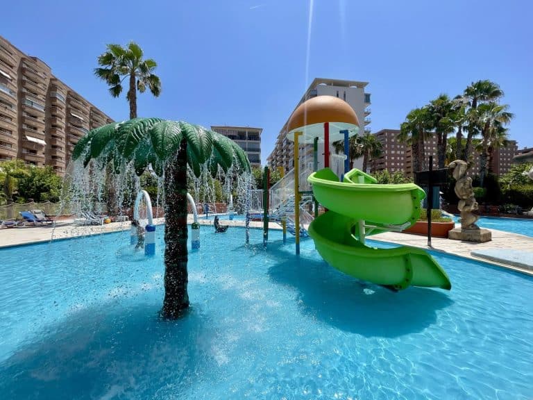 Palmeras de agua y toboganes infantiles del parque acuático Polinesia, en Oropesa del Mar