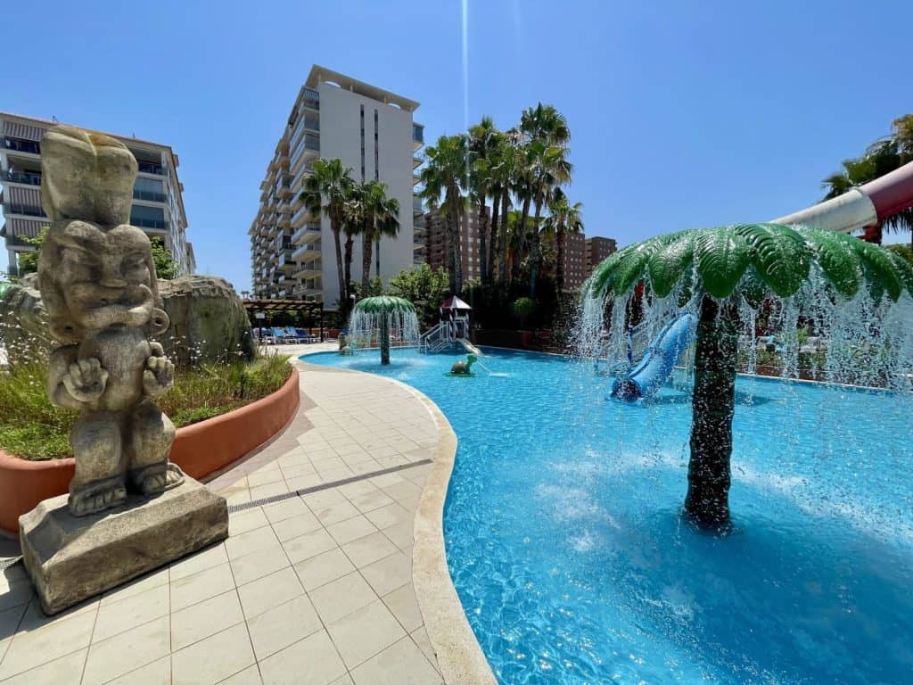 Figura de tótem junto a las piscinas del parque acuático Polinesia