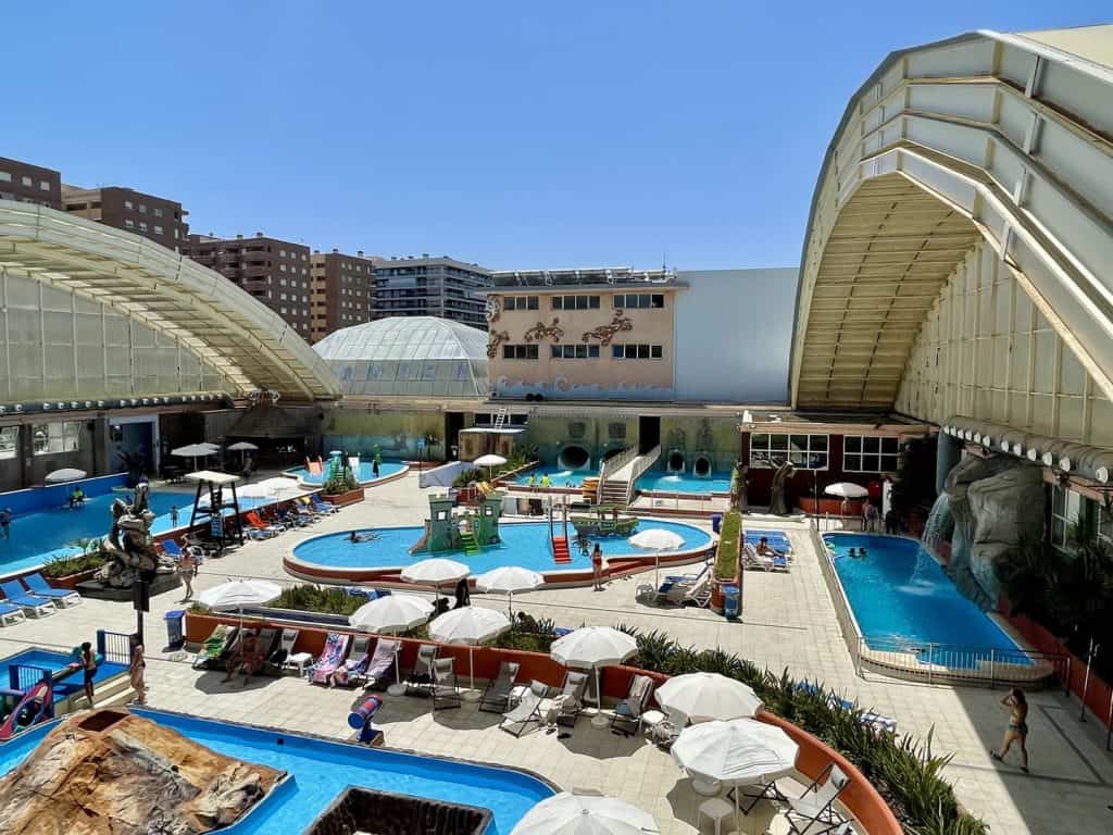 Vista general de las piscinas y la cúpula del parque acuático Polinesia