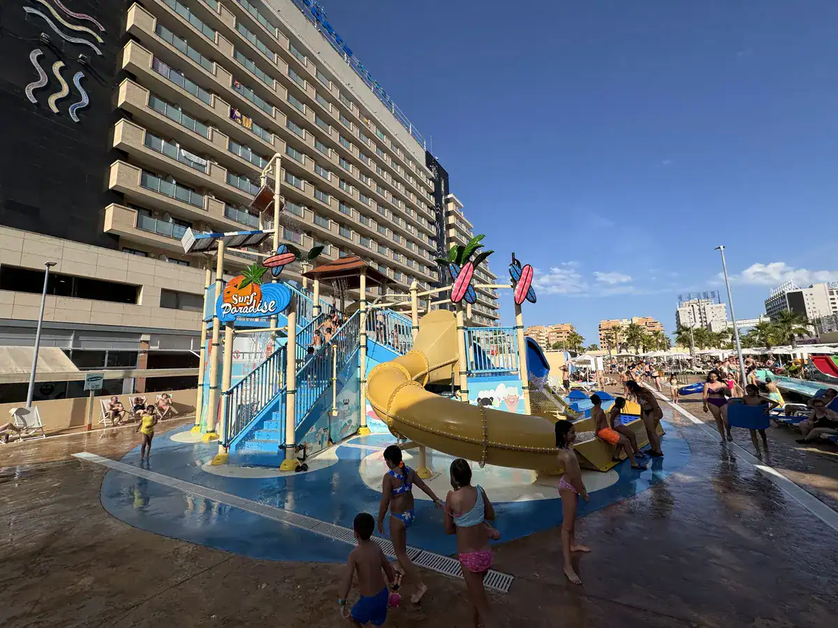 Zona de chapoteo del parque acuático del Magic Sports, con toboganes pequeños para los niños