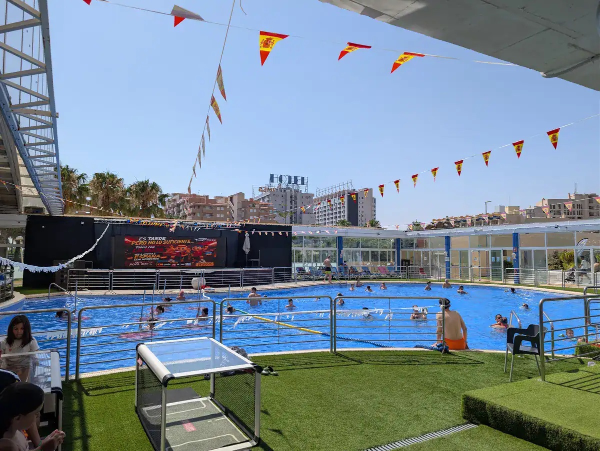 Piscina cubierta del Magic Sports, con césped artificial y banderines