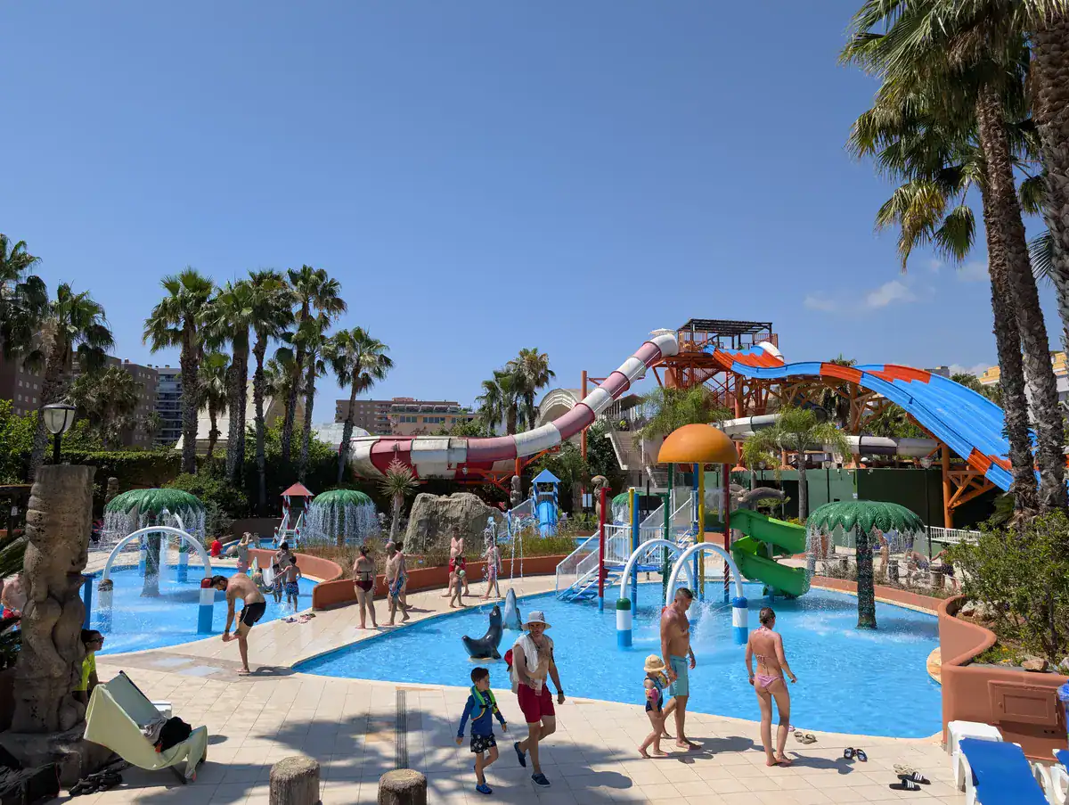 Piscinas y toboganes del Polinesia vistos desde arriba