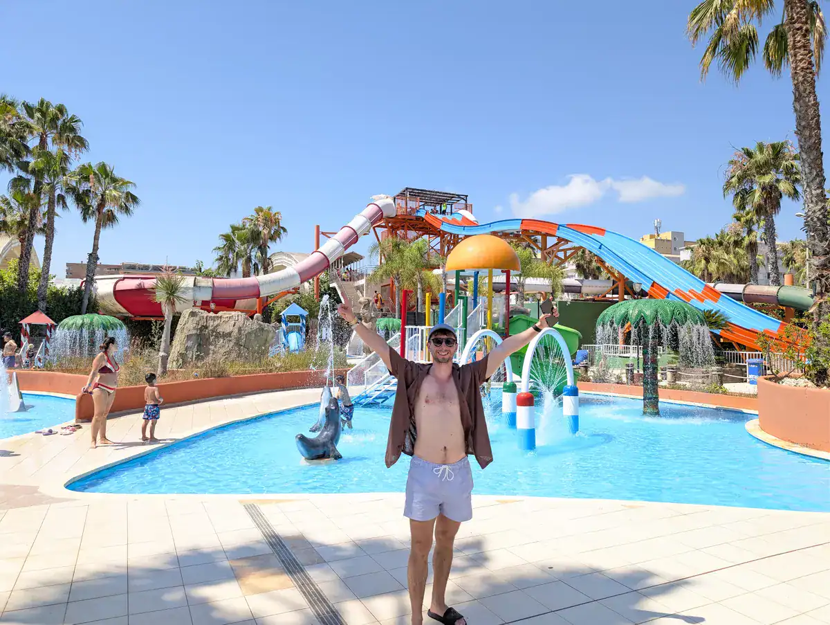 Javier Sobrino en el parque acuático Polinesia de Magic World, con los toboganes al fondo