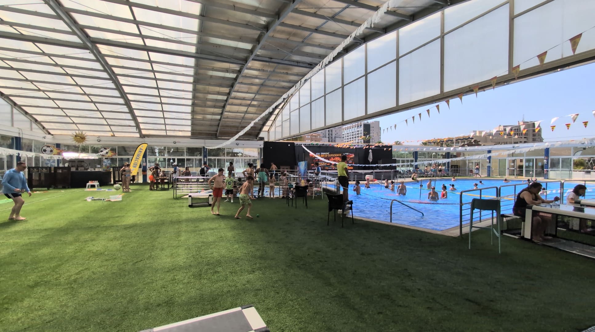 Hileras de hamacas y sombrillas en la zona de piscinas del Magic Sports