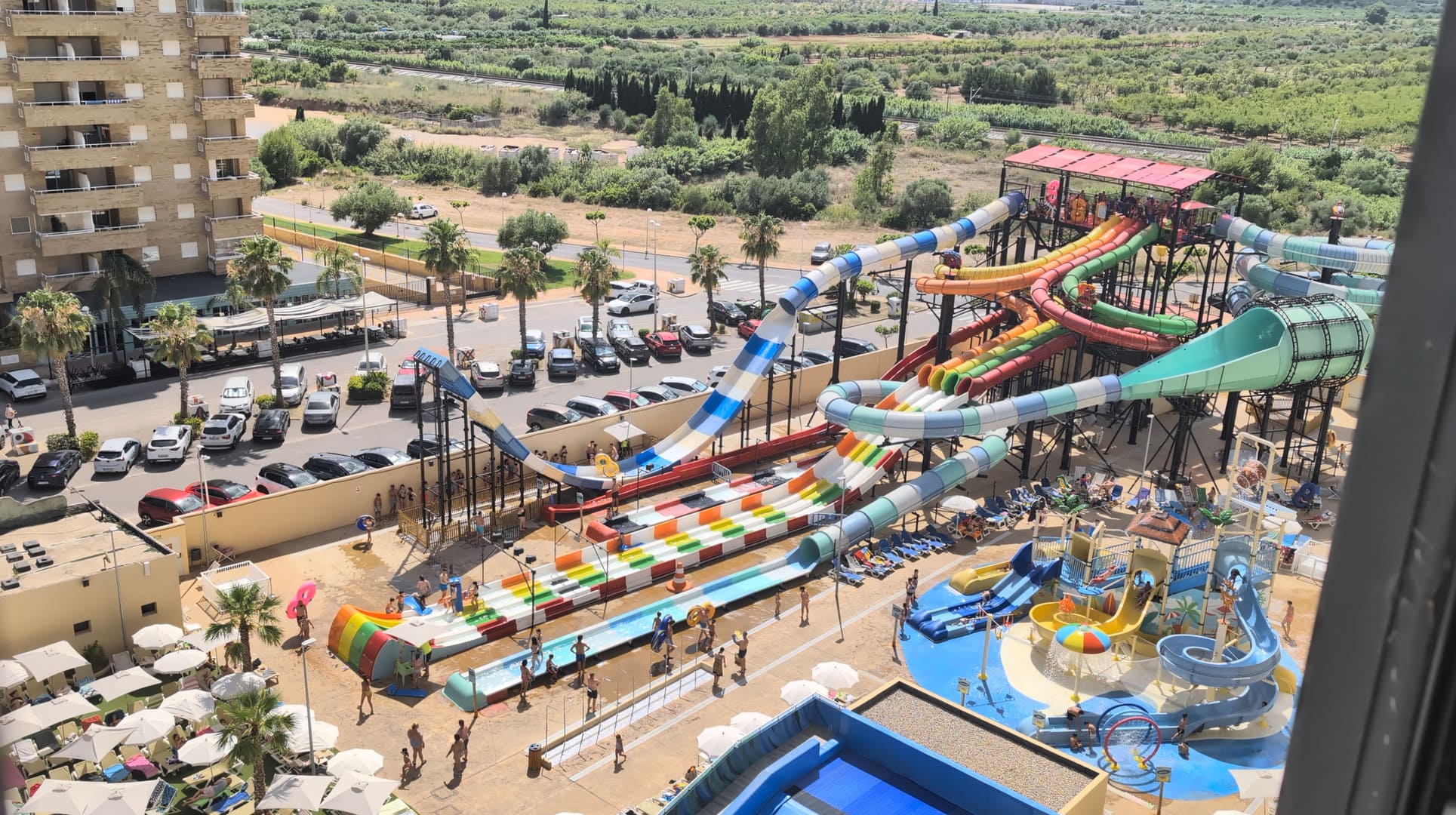 El parque acuático del Hotel Magic Sports visto desde arriba, con los cinco toboganes