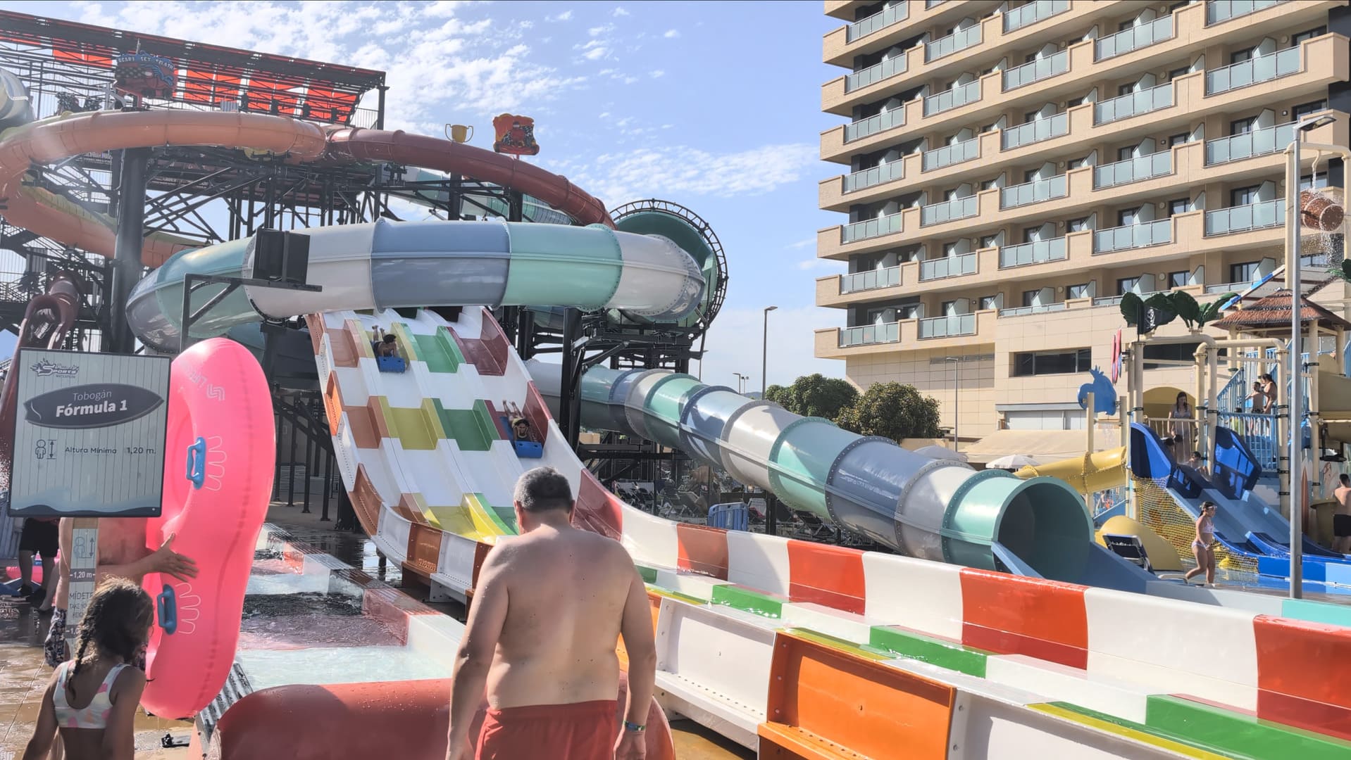 Los toboganes del parque acuático del Magic Sports, con el hotel al fondo