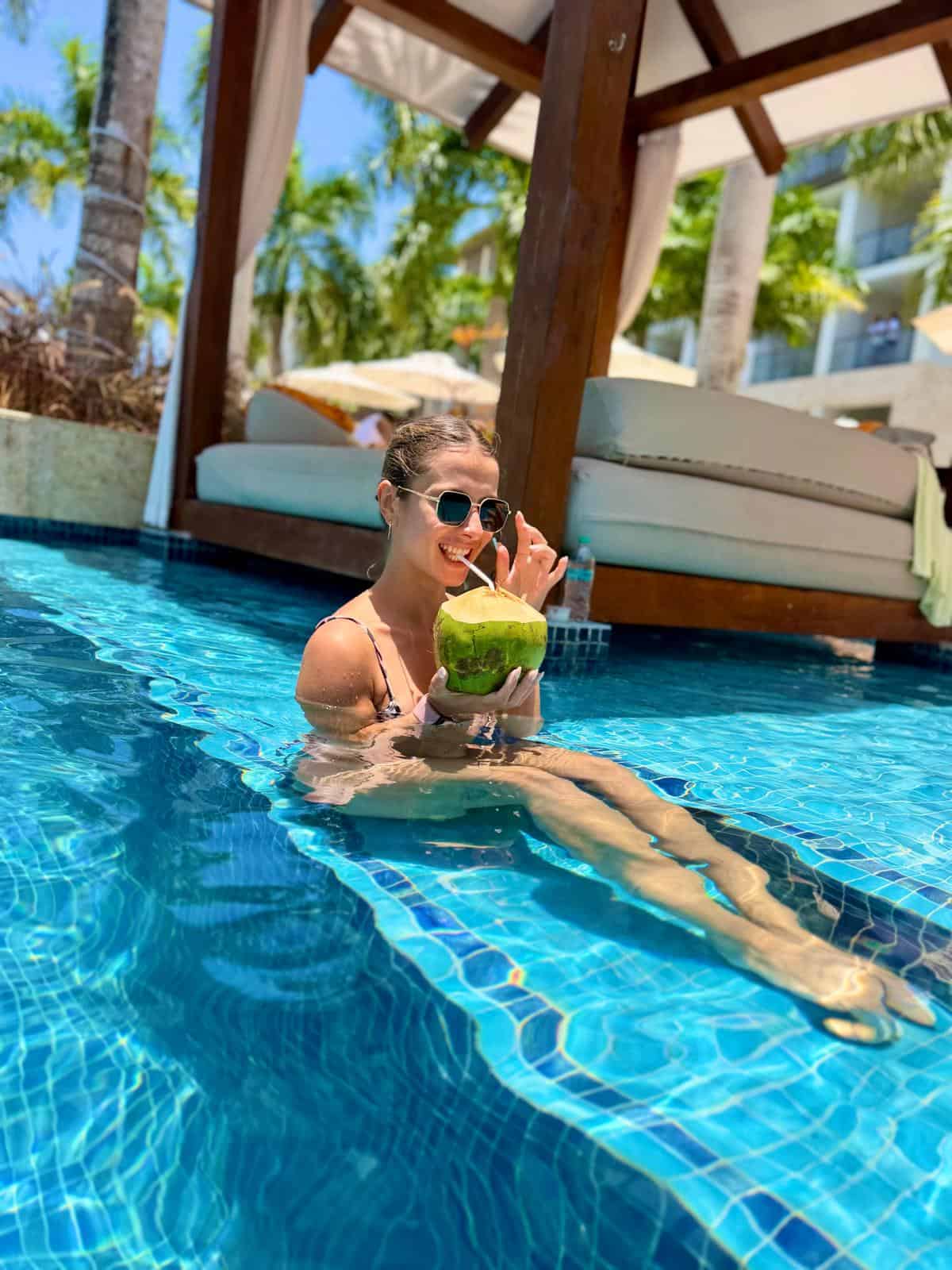 Coco fresco incluido en la piscina Club del Hyatt Zilara Cap Cana