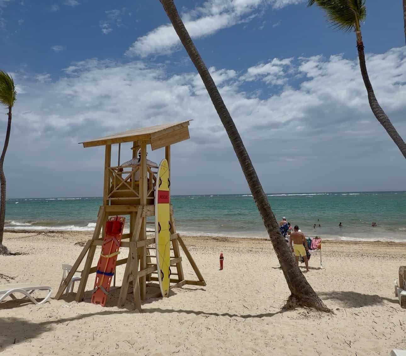 Puesto de socorrista en la playa del RIU Bambú