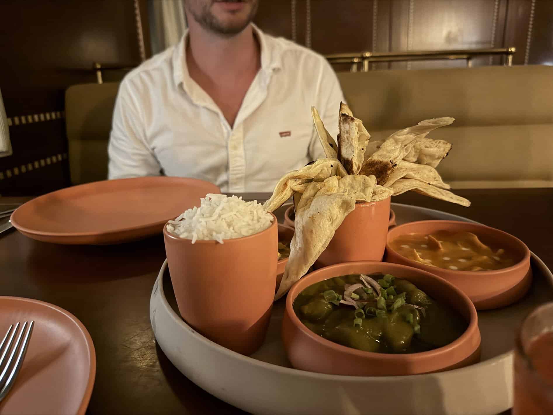 Restaurante indio del Hyatt Zilara Cap Cana decorado como un tren
