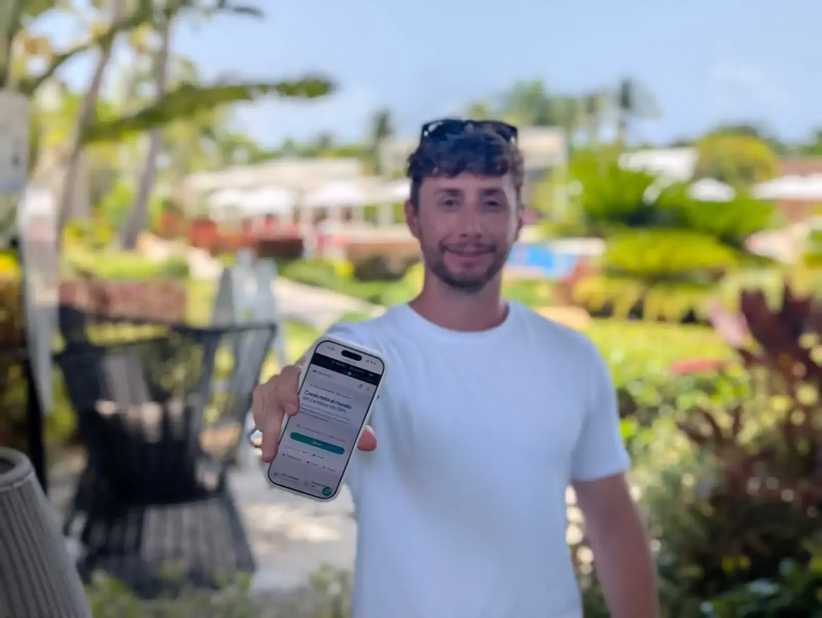 Javier probando Roam2Go en Punta Cana