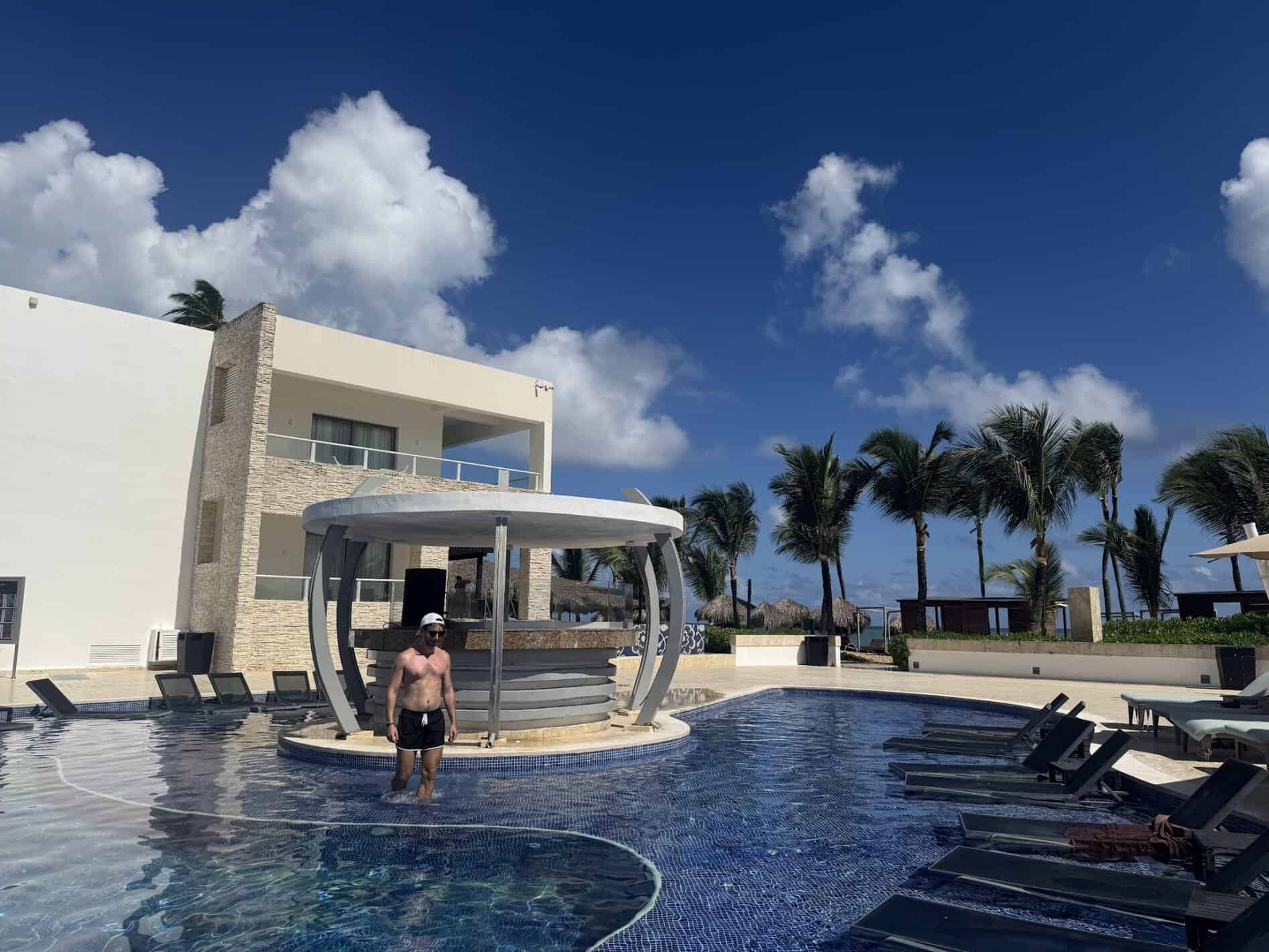 Piscina principal con la zona del DJ en el Royalton CHIC Punta Cana