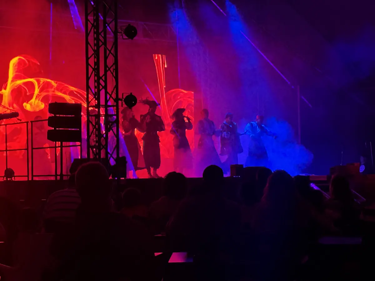 Espectáculo nocturno del Gran Palacio de Magic World, con los bailarines en escena
