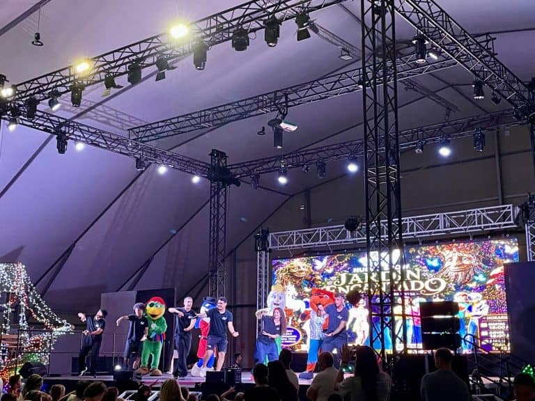 Espectáculo nocturno con bailarines en el escenario del Palacio d'Or de Magic World
