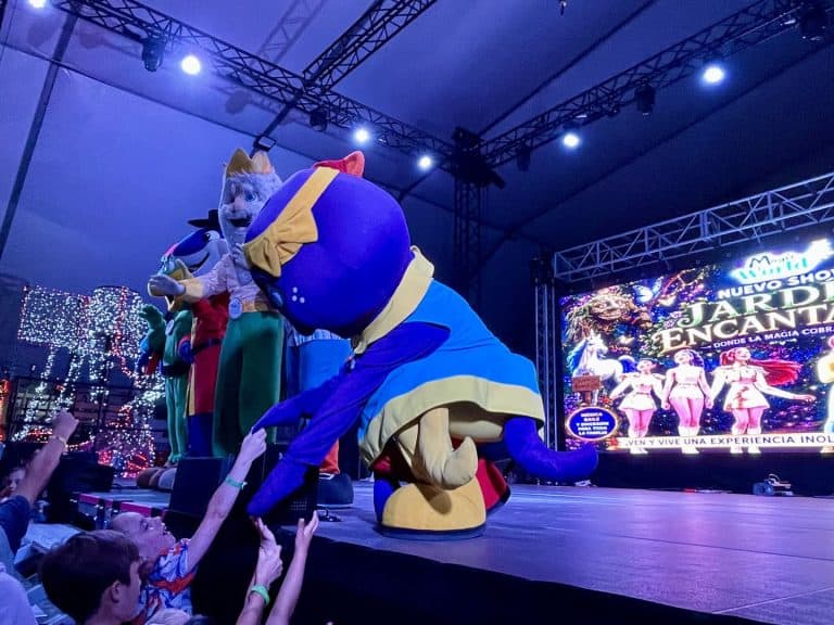 Mascota gigante del complejo saludando a los niños durante el show nocturno de Magic World