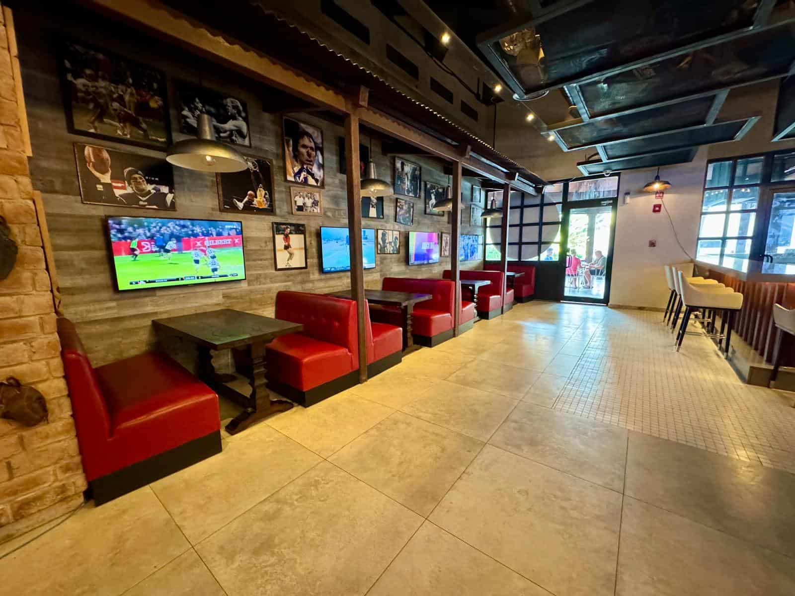 Otra vista del sports bar del Hyatt Zilara Cap Cana