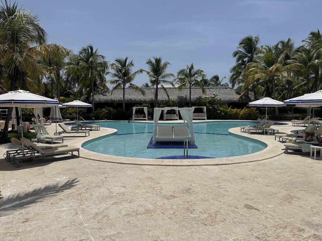 Piscinas con tumbonas y sombrillas del ZEL Punta Cana