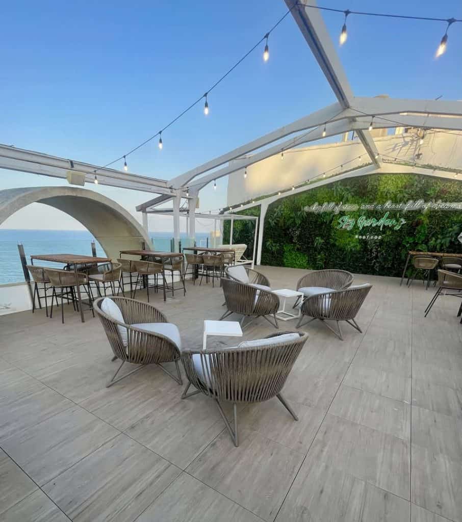 Terraza del rooftop del Magic Fantasy con mesas, sillas y guirnaldas de bombillas