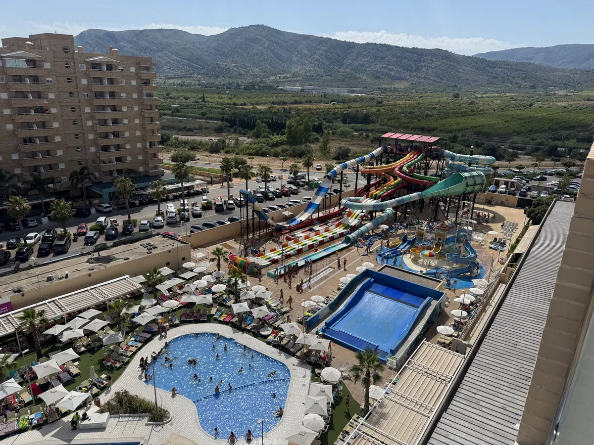 El parque acuático del Magic Sports visto desde una planta alta, con la torre de toboganes, el simulador de surf y la piscina