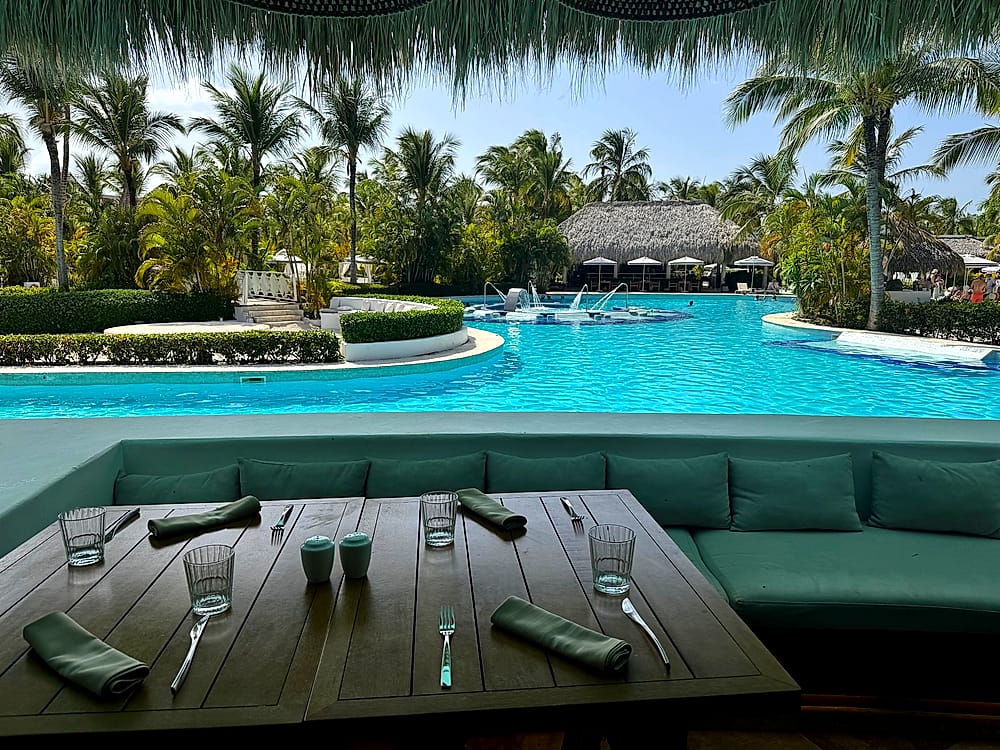 Zona de desayunos y comidas junto a la piscina del ZEL Punta Cana