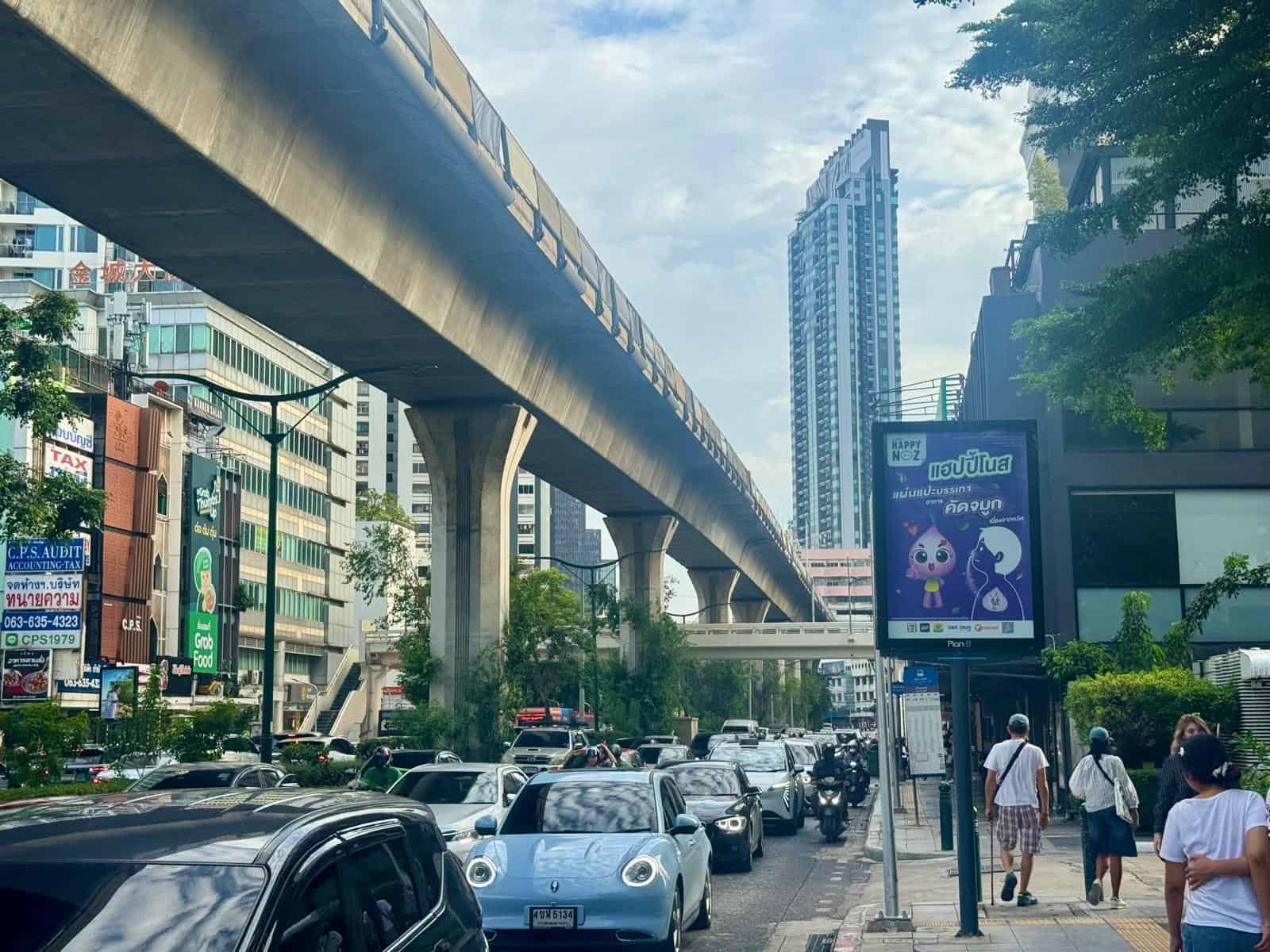 El viaducto del BTS de Bangkok por encima de una avenida colapsada de coches y motos