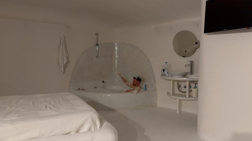 Javier Sobrino dentro de la bañera de hidromasaje de la cueva del Hotel Spa Las Nubes