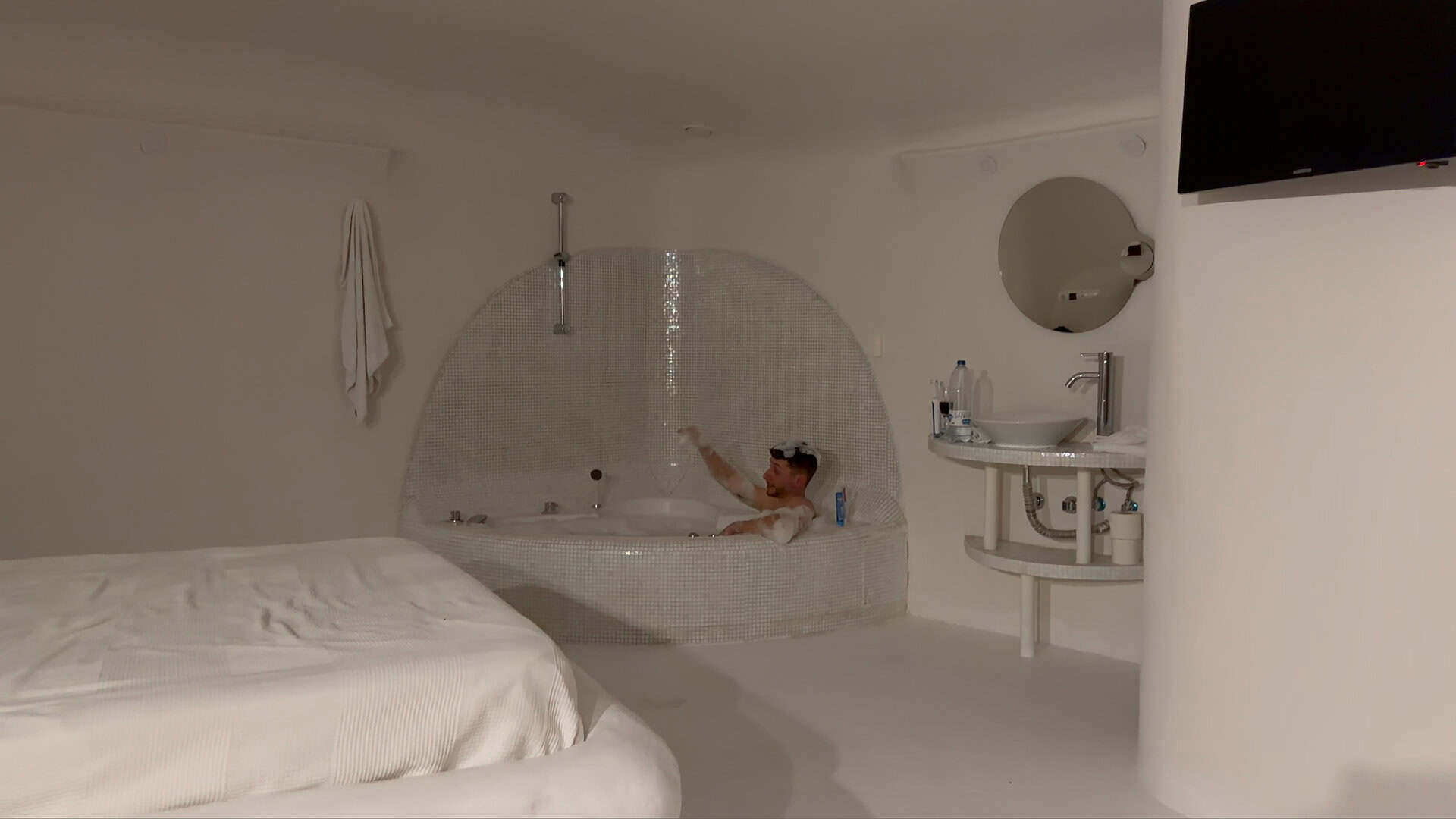 Bañera de hidromasaje dentro de la cueva del Hotel Spa Las Nubes