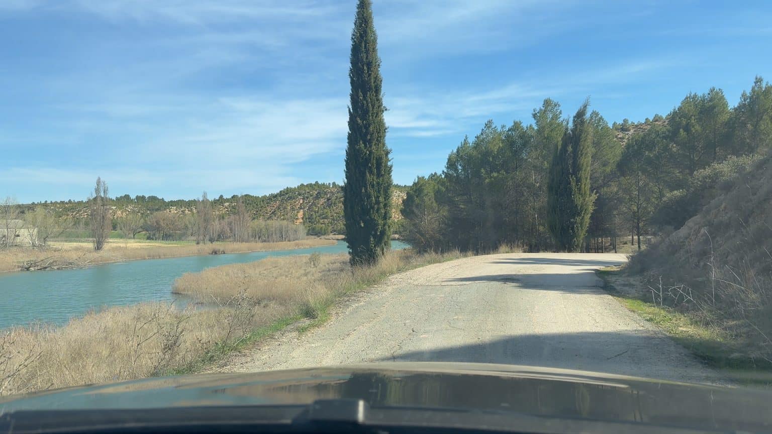 Tramo asfaltado del camino al Hotel Spa Las Nubes, junto al río Tajo en Albalate de Zorita