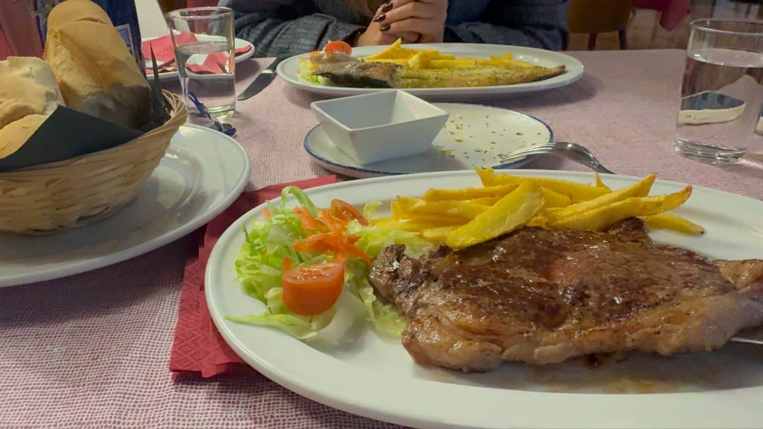 Entrecot con patatas fritas caseras y ensalada en la cena del Hotel Spa Las Nubes