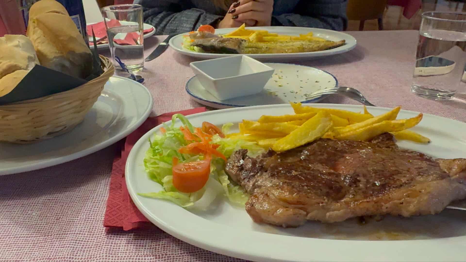 Carne con patatas caseras en la cena del Hotel Spa Las Nubes