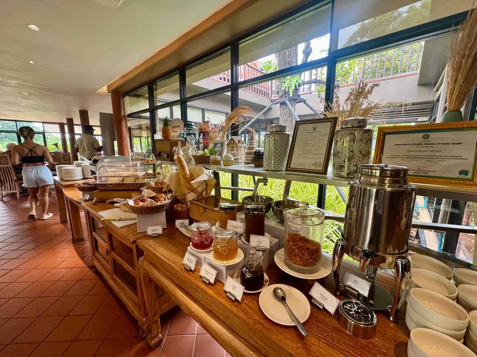 El bufé de desayuno del Divalux, con la panadería y los botes de mermelada