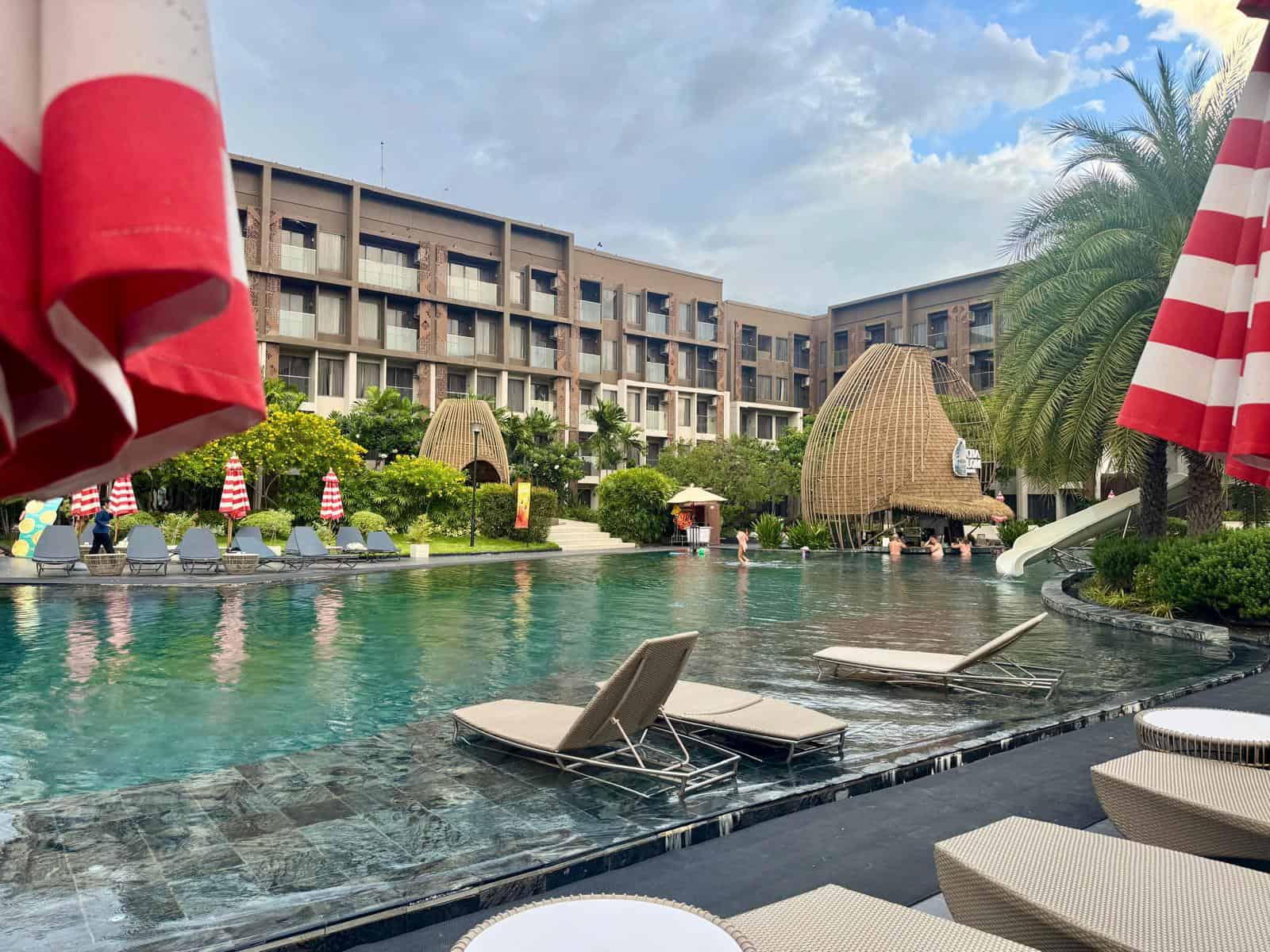 Las piscinas del Divalux Resort, con tobogán, palmeras y cabañas de paja