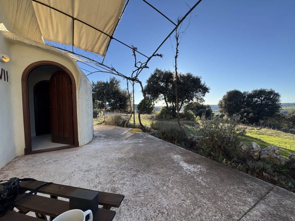 Terraza privada de una cueva del Hotel Spa Las Nubes con vistas al campo de Guadalajara