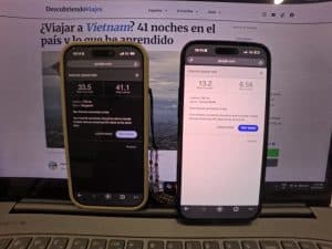 Dos iPhone uno al lado del otro haciendo el test de velocidad a la vez en Vietnam: Holafly marca 33,5 Mbps y Airalo 13,2 Mbps
