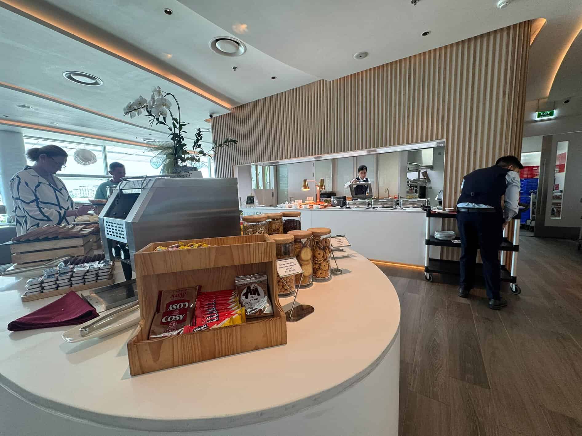 Barra de café, té y picoteo de una sala VIP de aeropuerto