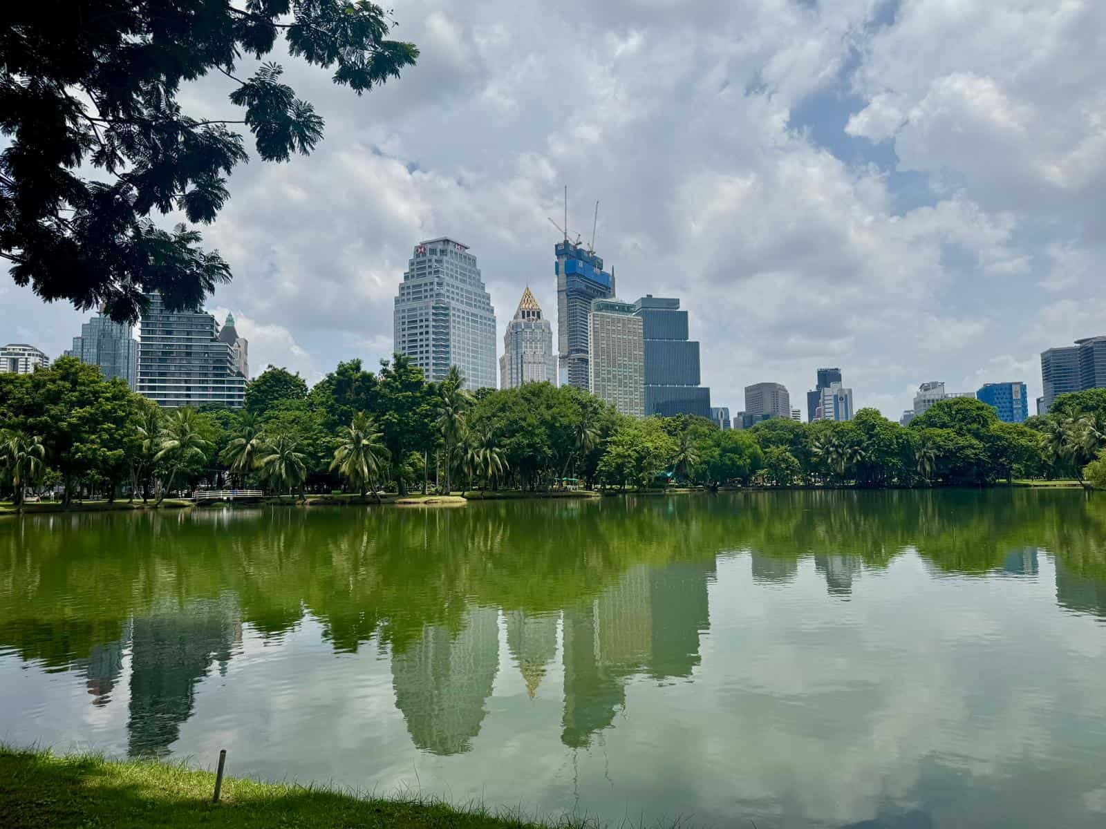 El lago del parque Lumphini con los rascacielos de Silom reflejados en el agua