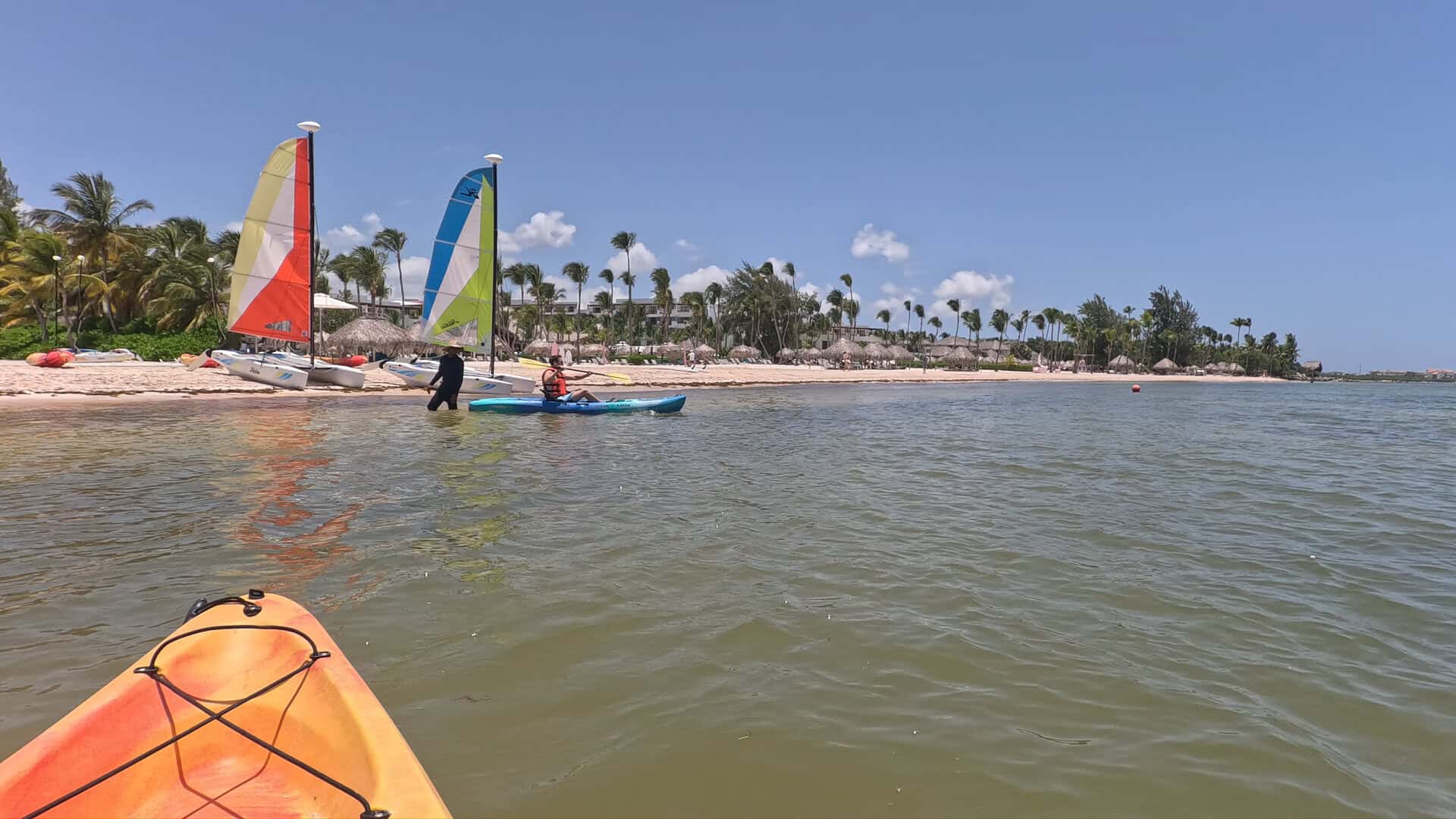 Playa Juanillo desde el agua, con algas, en el Hyatt Zilara Cap Cana